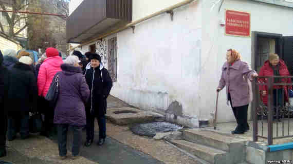 Возле здания суда, где проходило заседание по иску пенсионеров «Золотой балки», Севастополь, 16 января 2019 года
