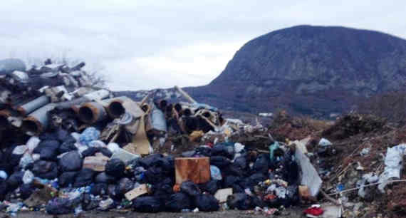 В Гурзуфе на территории автобазы Международного детского центра «Артек» экологи ОНФ обнаружили свалку строительного мусора и коммунальных отходов