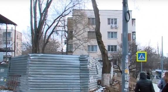 Собственник рынка «Богдановский» на Северной стороне собирается закатать участок с зелеными насаждениями в бетон и обустроить парковку