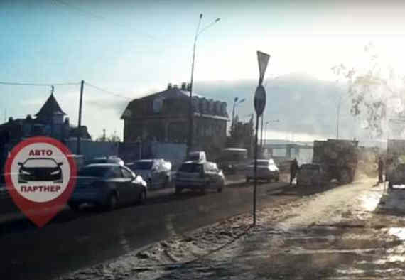 В Севастополе легковой автомобиль въехал в кузов стоящего у обочины грузовика. ДТП произошло сегодня утром в районе 5-го километра Балаклавского шоссе