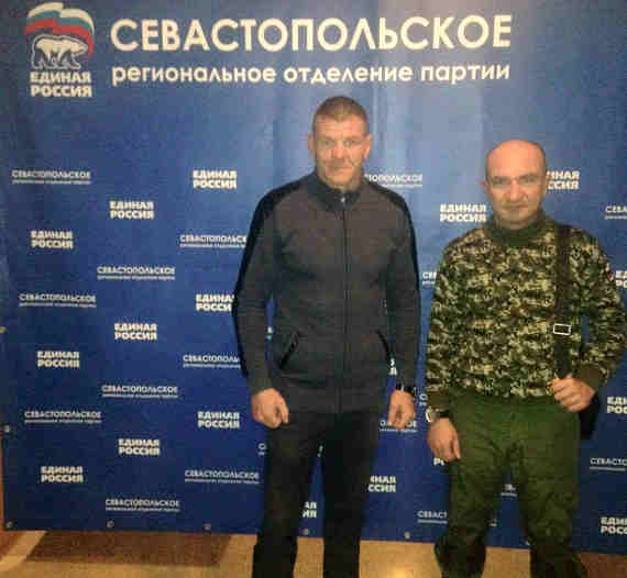 Александр Яценко и «герой Русской весны», осужденный за взятку Леча Жабиев на фоне баннера «Единой России»