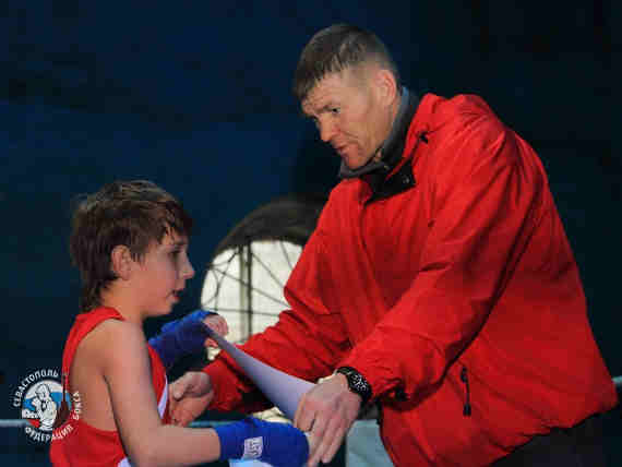 Александр Яценко вручает награду юному участнику турнира «Бокс против наркотиков и детской преступности», 2015 год