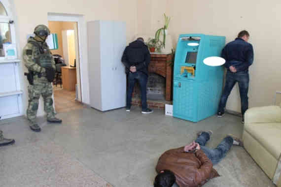 Государственные инспекторы были задержаны накануне после получения очередной взятки оперативными сотрудниками отдела УБОП УУР УМВД России по городу Севастополю