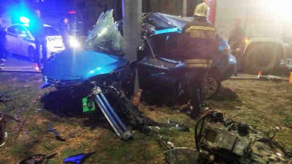 В Севастополе водитель автомобиля Mazda врезался в столб из-за того, что ехал с небезопасной скоростью