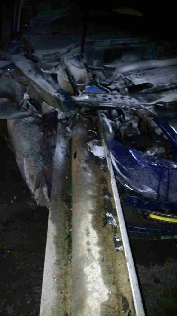 В Симферопольском районе на московской трассе автомобиль Volkswagen Passat врезался в ограждение и загорелся
