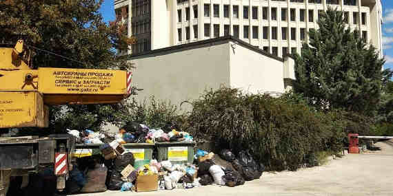 Накопление мусора у правительственных зданий в Симферополе