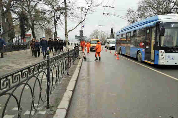 В Севастополе пьяный водитель снёс ограждение у площади Нахимова