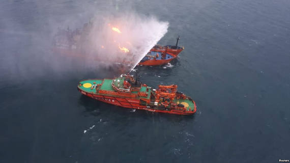 На двух танкерах Maestro и Candy в Черном море у берегов Крыма, пятнадцатый день продолжается пожар.