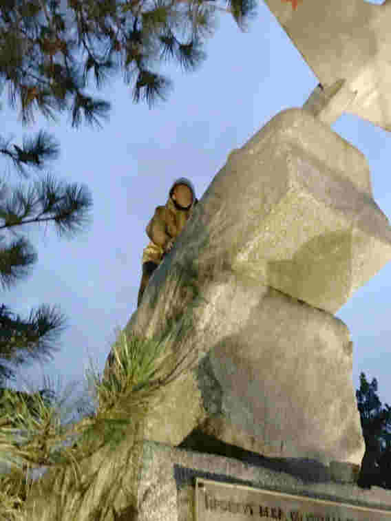 нетрезвый посетитель использует памятник летчикам 8-й Воздушной Армии в качестве скалодрома
