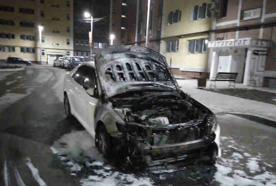  водитель одного из автомобилей пытался отогнать от места пожара свою уже горящую машину, но спасти её от уничтожения пламенем не сумел