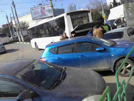 В Севастополе автобус наехал на три автомобиля