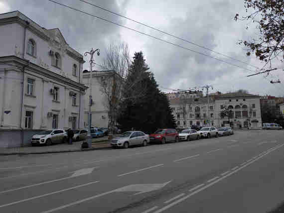у здания суда на площади Суворова в Севастополе