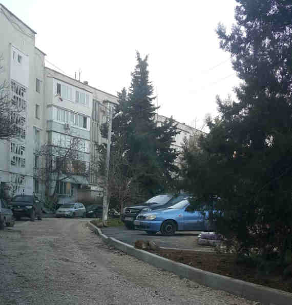 В ноябре 2018 года начался ремонт дорожного покрытия и тротуара во дворе домов по улице Героев Бреста, 51 и 45
