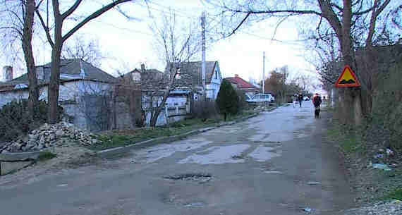Район проспекта Победы в Севастополе живет без уличного освещения, но с ухабистыми дорогами.