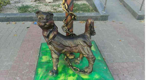 Скульптура кота на набережной в Балаклаве