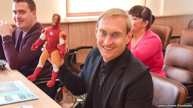 Андрей Филонов с игрушкой Ironman