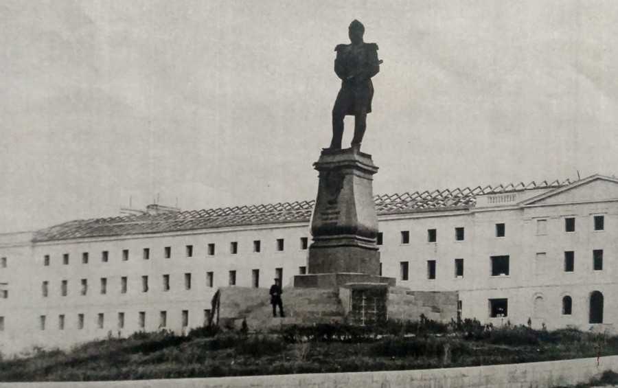 памятник адмиралу Михаилу Лазареву в Севастополе - старое фото