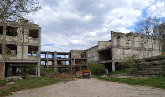 Недостроенное трёхэтажное здание на территории Севастопольского промышленно-технологического колледжа