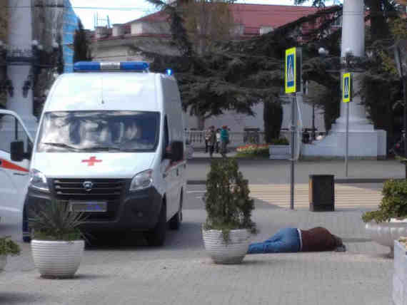 В центре Севастополя умер мужчина