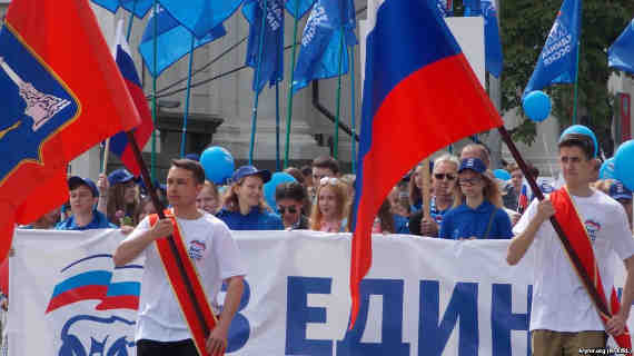 В Севастополе 1 мая провели две демонстрации в честь российского праздника Весны и труда, одну организовало российское правительство города, вторую – местные коммунисты