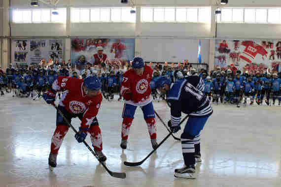 В Севастополе состоялось открытие второго ежегодного турнира по хоккею на «Кубок Адмирала Ушакова» в честь 236-летия Черноморского флота. 