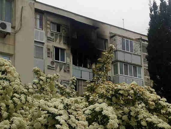 В Севастополе загорелась квартира в жилом доме. Огонь вспыхнул 5 мая около девяти часов вечера на четвёртом этаже многоквартирного дома на улице Героев Бреста, 49