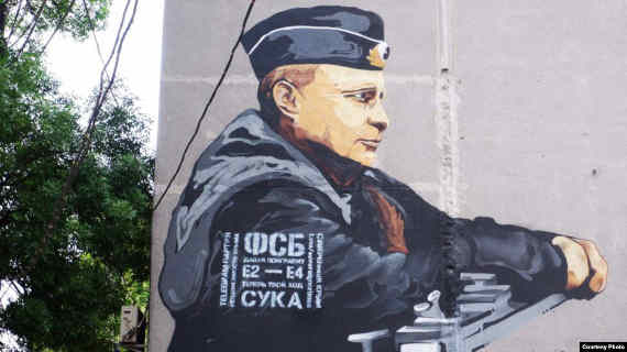 В Симферополе утром 21 мая на фасаде дома №11 по улице Александра Невского, где находится мурал с изображением российского президента Владимира Путина, появилось граффити с посланием к ФСБ России.