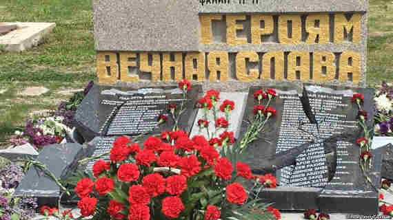 В селе Орловка Нахимовского района Севастополя неизвестные разбили мемориальные плиты, которые три дня назад были установлены в память о погибших во Второй мировой войне крымских татарах.