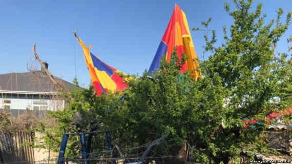 Унесенный ветром воздушный шар с ребенком упал во двор частного дома на улице Дружбы в Феодосии