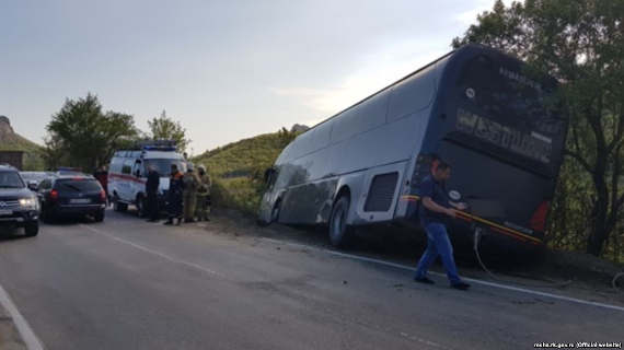 В Крыму на автодороге «Грушевка – Судак» 3 мая автобус Neoplan, следовавший в направлении Судака, в районе поселка Дачное выехал за пределы проезжей части и накренился на бок