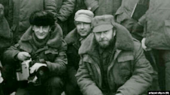 Оператор и режиссер документальной кинотрилогии «Чернобыль. Два цвета времени» Юрий Бордаков (слева) и Игорь Кобрин (справа) в зоне ЧАЭС (1988 год)