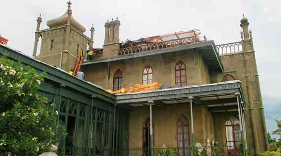 Сильный ветер снес временную кровлю Воронцовского дворца в Алупке. В результате дождь затопил залы музея