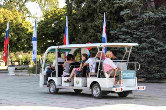 Севастопольский военно-исторический музей-заповедник приглашает туристов совершить обзорную экскурсию по Малахову кургану на электромобиле.