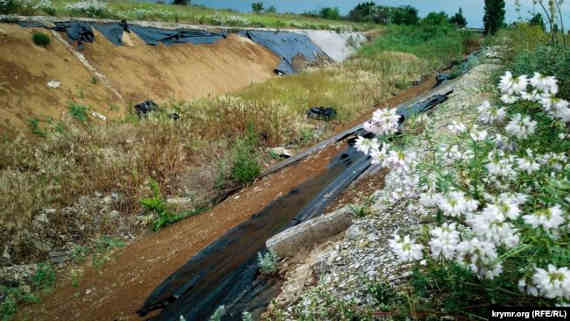 пострадал участок канала длиной около 300 метров неподалеку от поселка Новоселовское, расположенного на границе Сакского и Раздольненского района