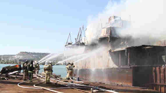 В Севастополе в пятницу, 31 мая, на судоразделочной площадке загорелся корабль, отправленный на утилизацию.