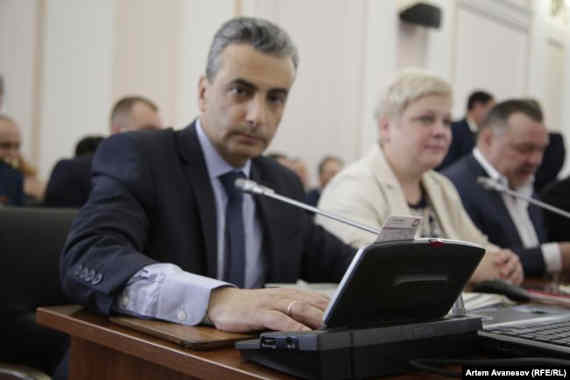 депутат Псковского областного собрания Лев Шлосберг во время голосования