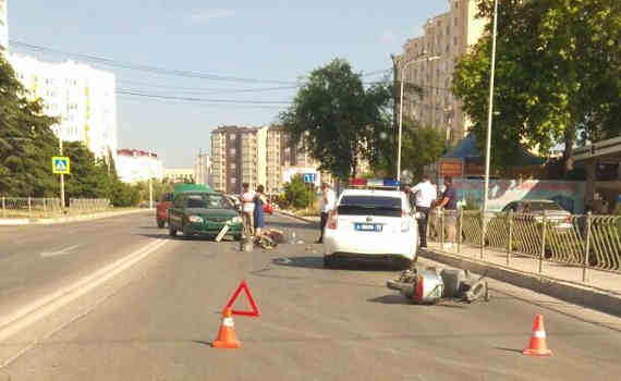 Мопед и легковой автомобиль столкнулись в Севастополе вечером 6 июня у пешеходного переезда на Столетовском проспекте