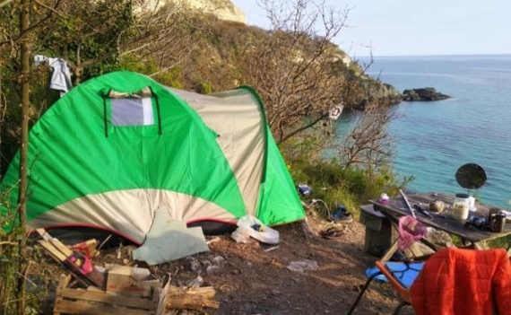Семья инженера из Коми третий месяц живет в палатке под обрывом на Фиоленте