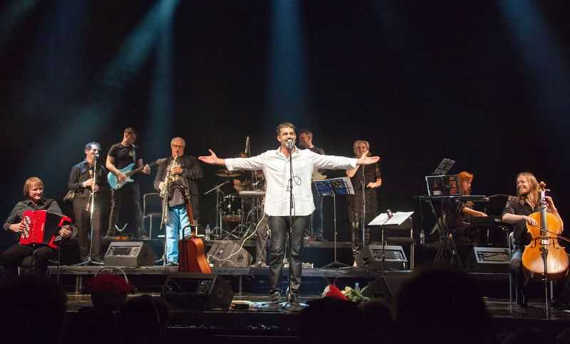Дмитрий Певцов и группа "Певцовъ-оркестр" представят на концертах музыкальную программу «Внезапно 55», в которой прозвучат лучшие композиции из кинофильмов, концертов, спектаклей