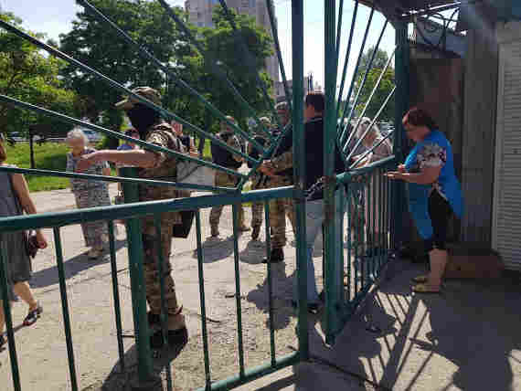 Российские силовики в масках и с автоматами оцепили рынок в Симферополе