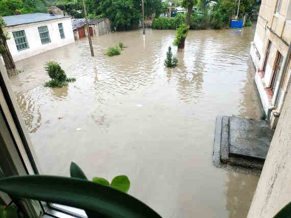 Одномоментное поступление дождевой воды во двор находящейся в низине школы было таким обильным, что «ливневка» просто не справилась