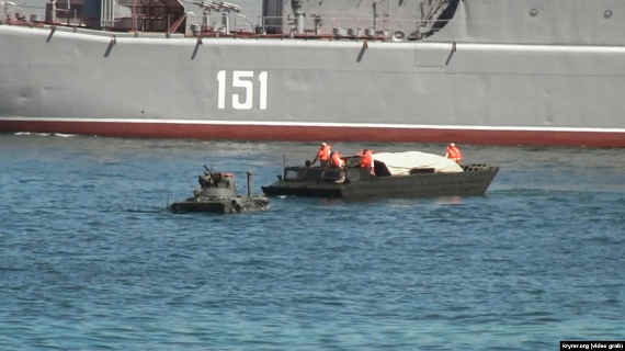 В Севастополе во время репетиции морского парада ко Дню Военно-морского флота России заглох плавающий бронетранспортер.