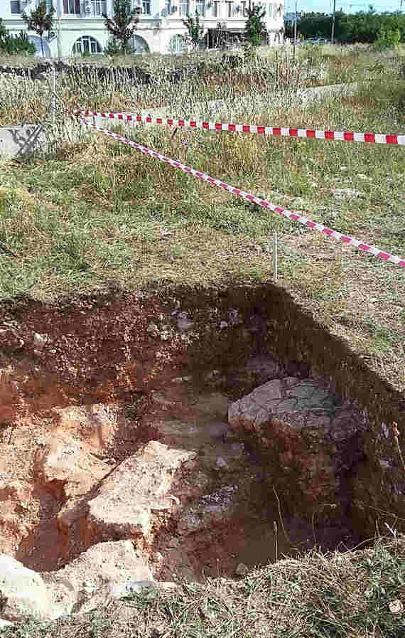 На фотографиях четко видно, что там остатки построек: не заборы какие-то, не просто нагромождение камней. Это какие-то постройки были