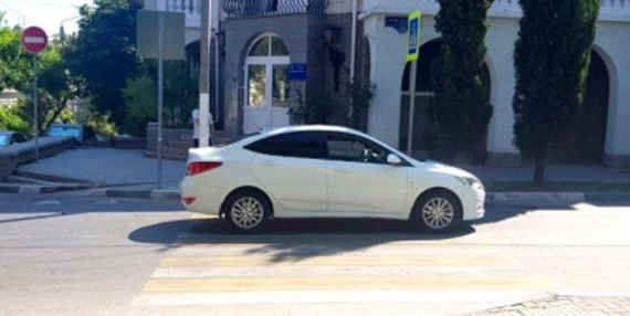 Утром 26 июля 2019 года возле дома № 25 по улице Новороссийской 43-летний водитель автомобиля «Хёндэ» совершил наезд на семью с ребёнком, которые переходили дорогу по нерегулируемому пешеходному переходу.