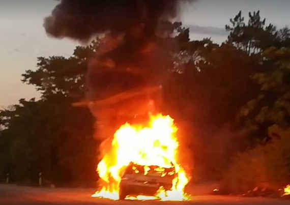 автомобиль горит автомобиль сгорел