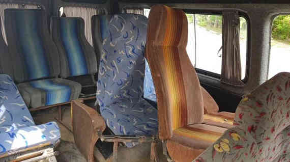 Сотрудниками Госавтоинспекции установлено, что часть пассажирских сидений в микроавтобусе установлены и закреплены кустарным способом