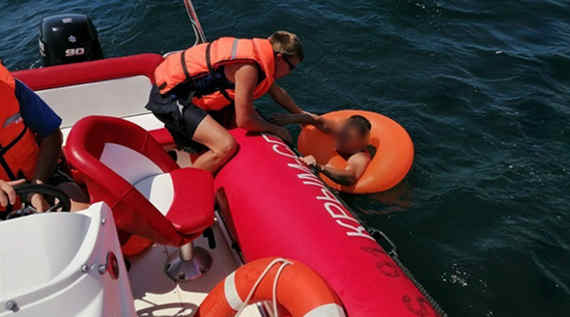 Сотрудники «Крым-Спаса» в Сакском районе эвакуировали туриста из Батайска, заплывшего на надувном круге на 350 метров от берега