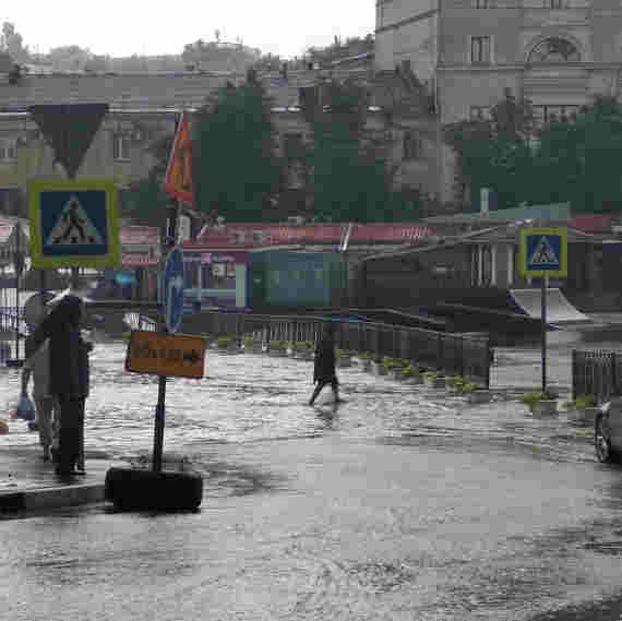 Ливневая канализация Севастополя сегодня в очередной раз не справилась с осадками. Центр города подтоплен, пешеходы передвигаются по лужам вброд