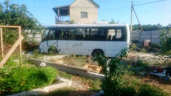 В Севастополе автобус с пассажирами разбился о забор частного дома