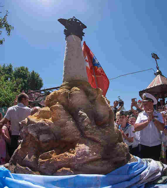 Помните о торте-мороженом в виде полуметрового памятника Затопленным кораблям, который был разрезан и съеден на фестивале мороженого?